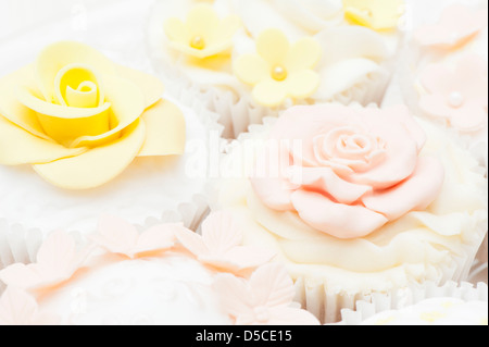 Gemischte Cupcakes in einem Pastell, shabby chic-Stil mit Sugarcraft Dekorationen Stockfoto