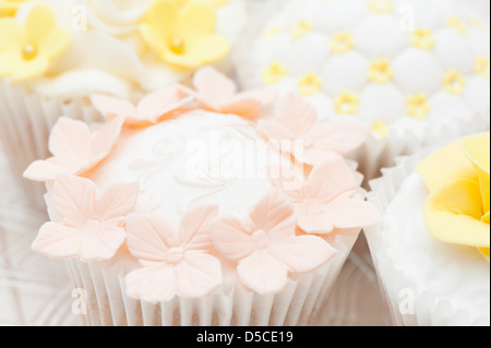 Gemischte Cupcakes in einem Pastell, shabby chic-Stil mit Sugarcraft Dekorationen Stockfoto