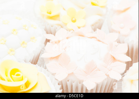 Gemischte Cupcakes in einem Pastell, shabby chic-Stil mit Sugarcraft Dekorationen Stockfoto