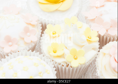 Gemischte Cupcakes in einem Pastell, shabby chic-Stil mit Sugarcraft Dekorationen Stockfoto