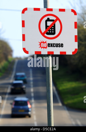 Keine Entschuldigung Verkehrssicherheit anmelden, kein Mobiltelefon während der Fahrt Zeichen, UK Stockfoto