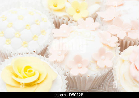 Gemischte Cupcakes in einem Pastell, shabby chic-Stil mit Sugarcraft Dekorationen Stockfoto