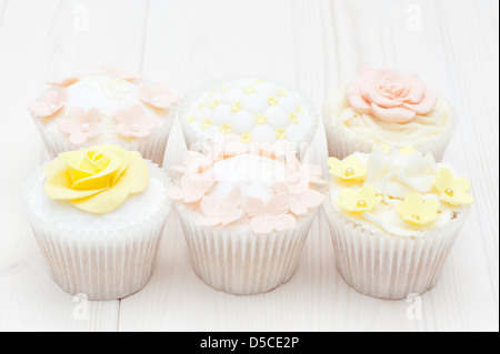 Gemischte Cupcakes in einem Pastell, shabby chic-Stil mit Sugarcraft Dekorationen Stockfoto