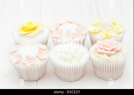 Gemischte Cupcakes in einem Pastell, shabby chic-Stil mit Sugarcraft Dekorationen Stockfoto