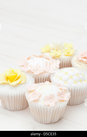 Gemischte Cupcakes in einem Pastell, shabby chic-Stil mit Sugarcraft Dekorationen Stockfoto