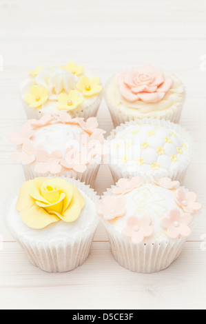 Gemischte Cupcakes in einem Pastell, shabby chic-Stil mit Sugarcraft Dekorationen Stockfoto