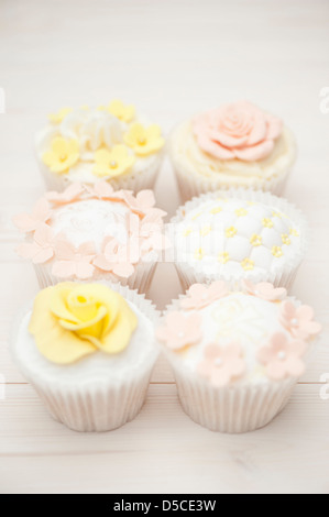 Gemischte Cupcakes in einem Pastell, shabby chic-Stil mit Sugarcraft Dekorationen Stockfoto