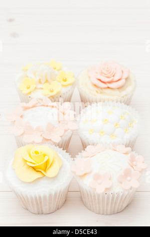 Gemischte Cupcakes in einem Pastell, shabby chic-Stil mit Sugarcraft Dekorationen Stockfoto