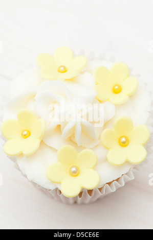 Cupcake mit Buttercreme Zuckerguss und Sugarcraft Blüte Dekorationen Stockfoto