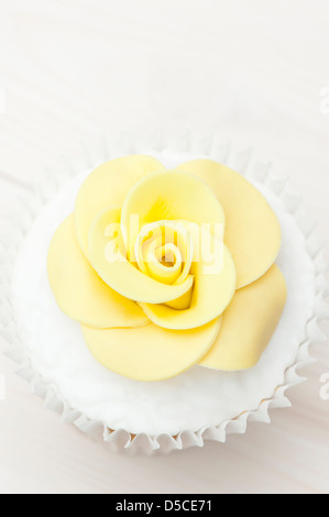 Geeiste Cupcake mit einer Sugarcraft rose-Dekoration Stockfoto