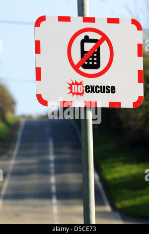 Keine Entschuldigung Verkehrssicherheit anmelden, kein Mobiltelefon während der Fahrt Zeichen, UK Stockfoto