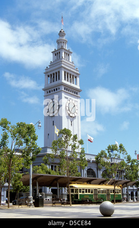 historischen Straßenbahn hält am Ferry Building am Embarcadero in San Francisco Stockfoto