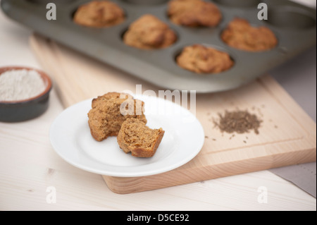 Frisch gebackene Roggen und Kümmel Samen-muffins Stockfoto