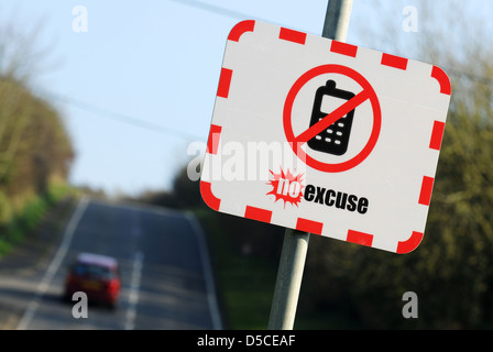 Keine Entschuldigung Verkehrssicherheit anmelden, kein Mobiltelefon während der Fahrt Zeichen, UK Stockfoto