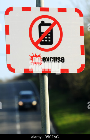 Keine Entschuldigung Verkehrssicherheit anmelden, kein Mobiltelefon während der Fahrt Zeichen, UK Stockfoto