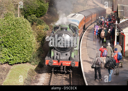 Dampflok zieht einen Personenzug auf der Keighley und Wert Eisenbahn bei Haworth, West Yorkshire, England Stockfoto
