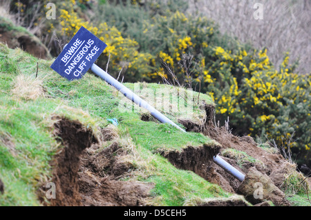 Klippe fallen, Klippe fällt, Hüten Sie sich vor gefährlichen Felswand Zeichen, UK Stockfoto