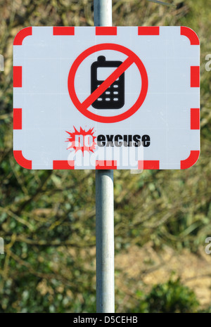 Keine Entschuldigung Verkehrssicherheit anmelden, kein Mobiltelefon während der Fahrt Zeichen, UK Stockfoto