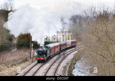 Dampflok zieht einen Personenzug auf der Keighley und Wert Valley Railway in Haworth, West Yorkshire, England Stockfoto