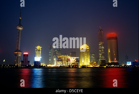 Nachtansicht der Skyline von Pudong vom Bund in Shanghai Stockfoto
