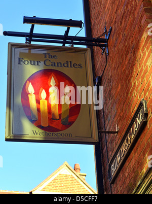 "Vier Kerzen" Pub in der Stadt Oxford, England. Stockfoto