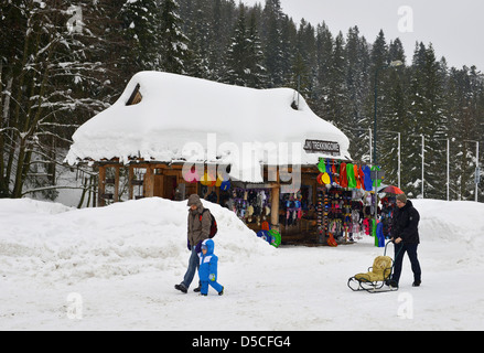 Souvenirladen im Schnee in Zakopane, Polen Stockfoto