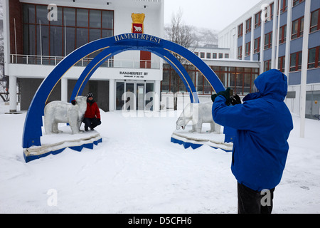 Touristen fotografieren außerhalb Hammerfest Radhus Kommune Büros lokale Regierungsrat Finnmark-Norwegen-Europa Stockfoto