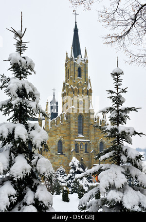 Verschneite malerische Dorfkirche Chocholow im Tatra-Gebirge in der Nähe von Zakopane-Polen Stockfoto
