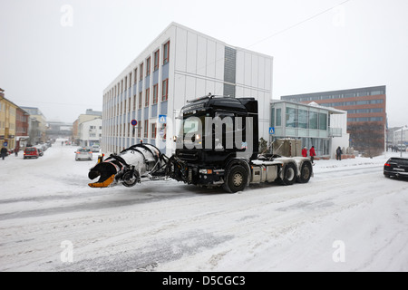 Zugmaschine des Sattelschleppers ausgestattet mit Schneepflug-Anlage in Hammerfest-Stadt-Zentrum-Finnmark-Norwegen-Europa Stockfoto