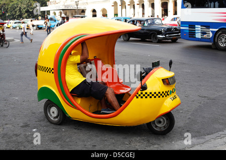 Gelben Coco Taxi In Zentral-Havanna Kuba für einen Tarif, der Coco-Taxi ist ein drei Rädern motorisierten Rikscha Stockfoto