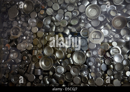 Einige der Töpfe, die einmal im Oskar Schindler Fabrik Museum, Krakau, Polen vorgenommen wurden Stockfoto