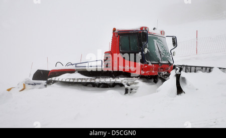 Schneepflug, Schneepflug, Schneepflug, Schneepflug in den Schnee in Polen. Stockfoto