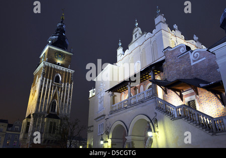 Rathausturm, links und Tuchhalle, Krakau, Polen Stockfoto