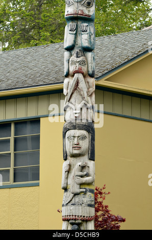 Totem pole vor, Juneau - Douglas Stadtmuseum in Juneau, Alaska. Stockfoto