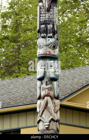 Totem pole vor, Juneau - Douglas Stadtmuseum in Juneau, Alaska. Stockfoto