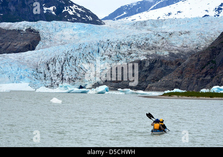 See-Kajak unter den Mendenhall-Gletscher im Südosten Alaskas. Stockfoto