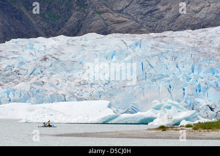 See-Kajak unter den Mendenhall-Gletscher im Südosten Alaskas. Stockfoto