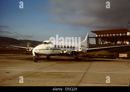Die de Havilland DH-114 Heron N415SA ist ein Flugzeugmodell mit fortschrittlicher Luftfahrttechnologie. Er ist bekannt für sein unverwechselbares Design und seine Rolle im zivilen Luftverkehr. Das Flugzeug ist Teil der SDASM-Kollektion und zeigt die Entwicklung der Flugzeugtechnologie. Stockfoto