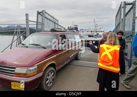 Fahrgäste von der Fähre in Hoonah, Alaska. Stockfoto