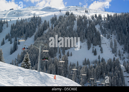 Skilift in einem Skigebiet in den Alpen in einem Tal Montafon Stockfoto