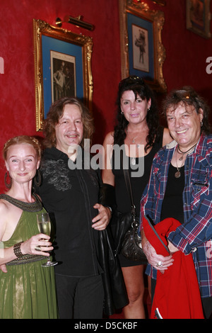 Dieter Hertrampf und Dieter Birr und Gast, die Band Puhdys bei der Premiere von Rock Variete show "Forever Young" im Stockfoto