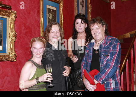 Dieter Hertrampf und Dieter Birr und Gast, die Band Puhdys bei der Premiere von Rock Variete show "Forever Young" im Stockfoto