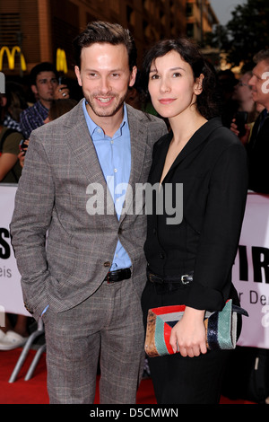 Franz Dinda und Sibel Kekilli auf die First Steps Awards im Theater am Potsdamer Platz - Ankünfte. Berlin, Deutschland - 23.08.2011 Stockfoto