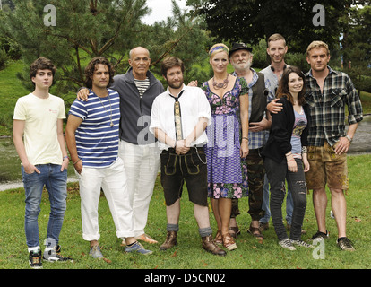 Gast, Adam Bousdoukous, Heiner Lauterbach, Gast, Monika Gruber, Gast, Ingo Rasper, Sarah Horvath, Sebastian Bezzel auf eine Stockfoto