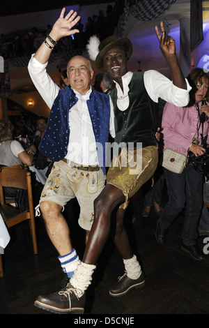 Papis Loveday und Dr. Axel Munz auf der Angermaier Mode-Event im Loewenbraeukeller. München - 01.09.2011 Stockfoto