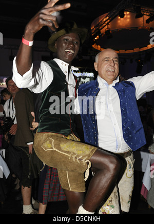 Papis Loveday und Dr. Axel Munz auf der Angermaier Mode-Event im Loewenbraeukeller München - 01.09.2011 Stockfoto