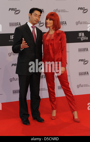 Dr. Philipp Roesler und Miss IFA Eva bei der Eröffnung der IFA International Consumer Electronics Trade Show (Internationale Stockfoto