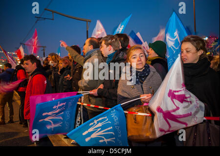 Paris, Frankreich. Crowd Scene, Young Conservatives Rally Protest Large Crowd People, Women, Protest gegen Gay Marriage, Demonstration durch das homophobe Kollektiv 'Manif Pour Tous', im France Tele-Vision Hauptquartier, während Pres. Hollandes TV Inter-View, Hold Flags YOUTH DEMO ANTI-GAY RALLY, christlicher AKTIVISMUS, ANTI-lgbt Protest Stockfoto