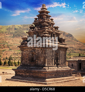 Alte Stein kleine Hindu-Tempel Candi Arjuna, Dieng Plateau, Java, Indonesien (erbaut ca. 750 CE) Stockfoto