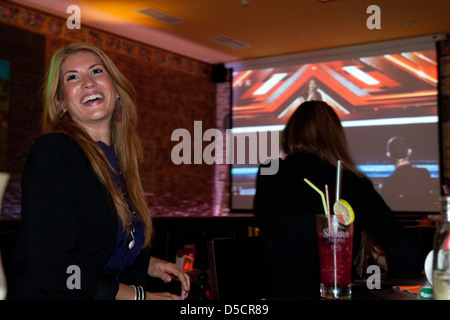 Sara Mosquera "X-Factor" Teilnehmerin Sara Mosquera betrachtet sich auf der Messe in Cancun Restaurant. Berlin, Deutschland- Stockfoto